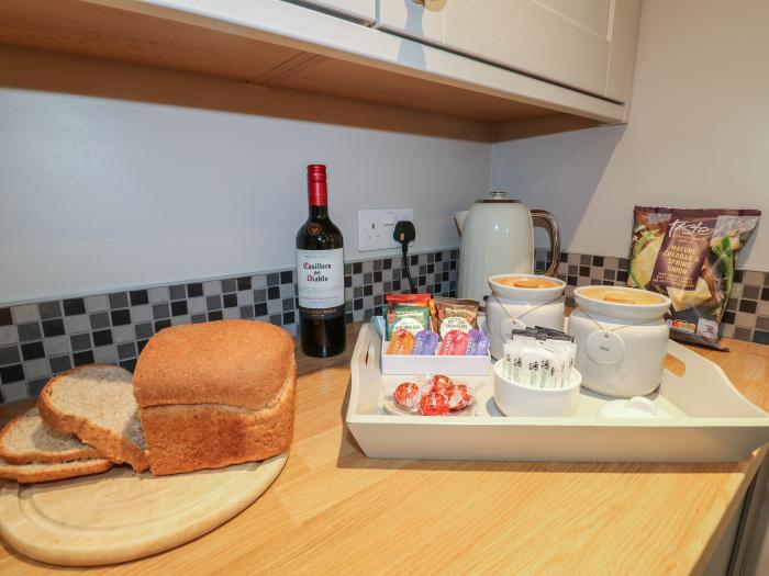 Clematis Cottage in Fritchley, Derbyshire. Pet-friendly. Electric stove-effect fire. Welcome hamper.