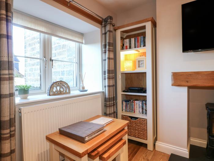 Clematis Cottage in Fritchley, Derbyshire. Pet-friendly. Electric stove-effect fire. Welcome hamper.