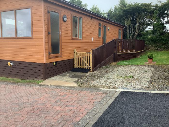 Daffodil lodge, Mullacott near Ilfracombe, Devon. Off-road parking. Close to a beach and a pub. Fire