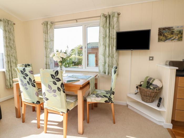 Daffodil lodge, Mullacott near Ilfracombe, Devon. Off-road parking. Close to a beach and a pub. Fire