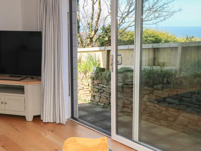 Chilowan in Tintagel, Cornwall, dog-friendly, close to beach parking available and woodburning stove