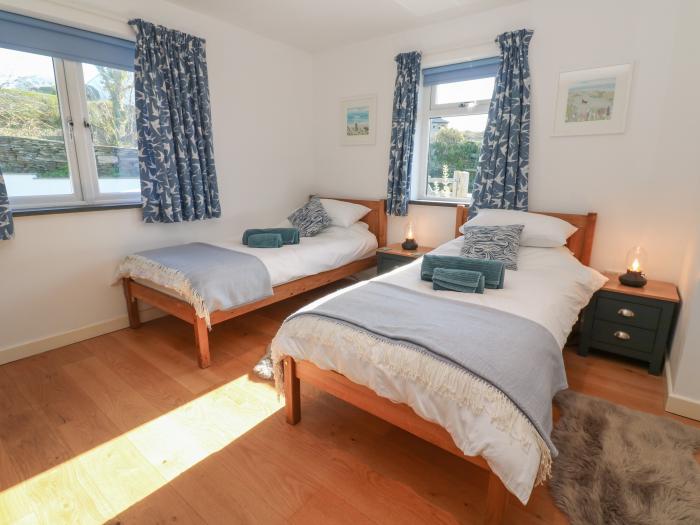 Chilowan in Tintagel, Cornwall, dog-friendly, close to beach parking available and woodburning stove