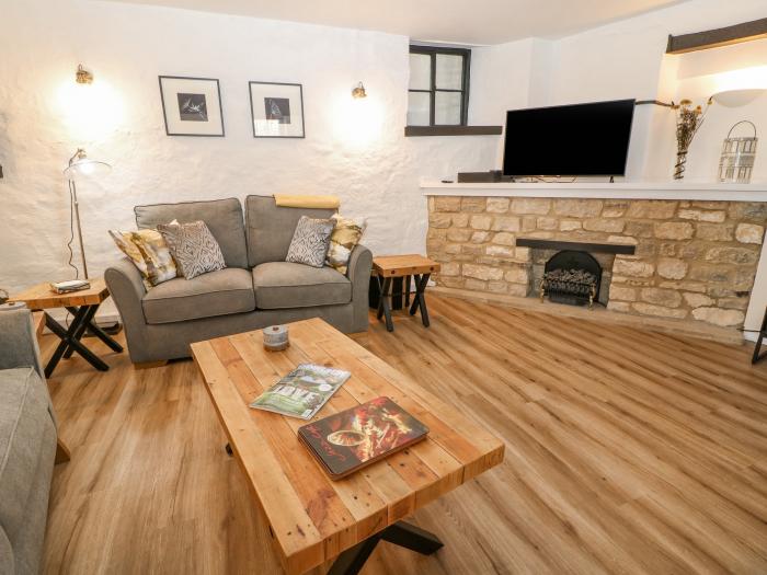 Ellie's Cottage, Burford, Oxfordshire. In AONB. Two-bedroom cottage with beamed ceilings and garden.