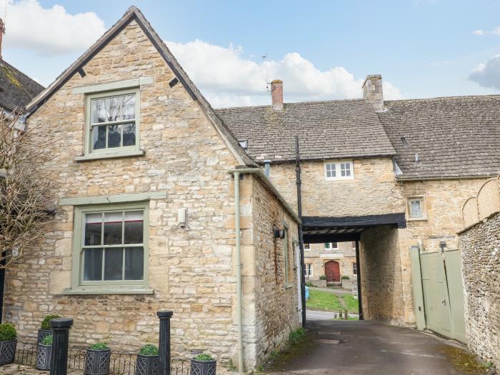 Ellie's Cottage, Burford, Oxfordshire. In AONB. Two-bedroom cottage with beamed ceilings and garden.