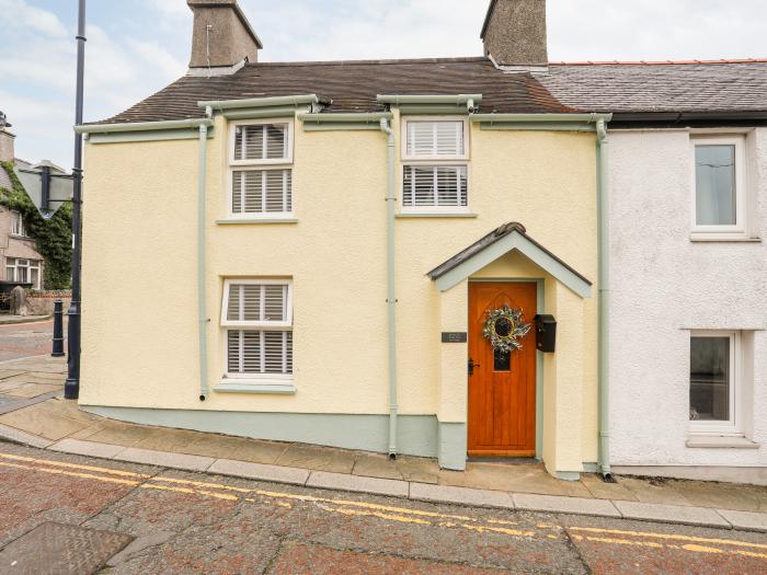 1 Bridge Street, in Cemaes Bay, Anglesey. Near an AONB. Close to amenities and a beach. Dog-friendly