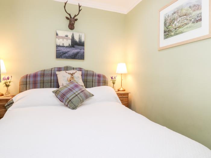 The Lantern, in Kendal, Cumbria. Close to amenities. Private parking. Reverse-level. Smart TV. 2bed