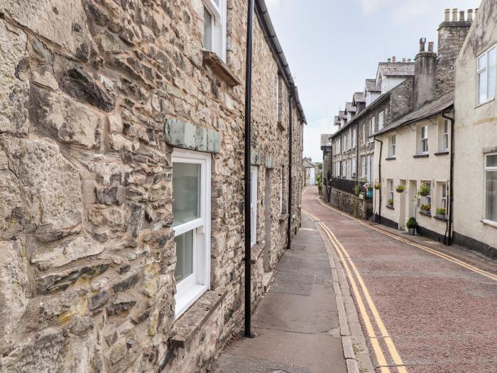 The Lantern, in Kendal, Cumbria. Close to amenities. Private parking. Reverse-level. Smart TV. 2bed