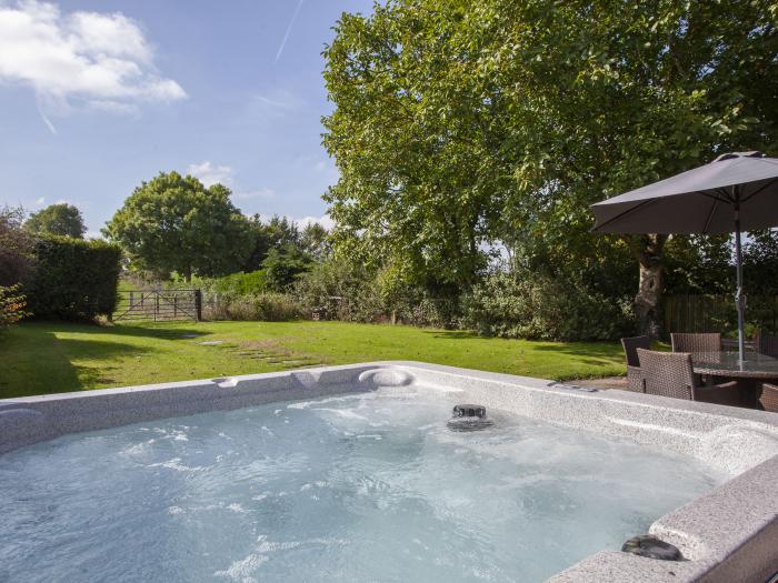 Tokenhill Cottage Piddletrenthide, Dorset, off-road parking, enclosed garden, hot tub, in AONB, 3bed