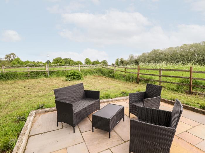 6 Hillside Cottages, Blyborough, Lincolnshire. Pets. Off-road parking. Open-plan. Freestanding bath.