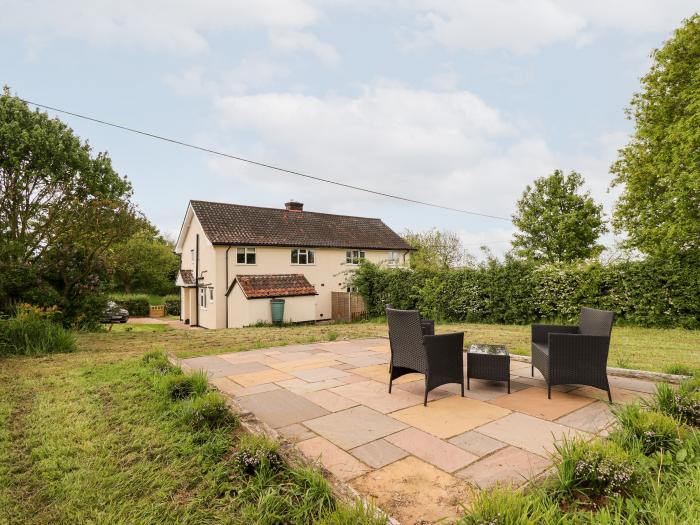 6 Hillside Cottages, Blyborough, Lincolnshire. Pets. Off-road parking. Open-plan. Freestanding bath.