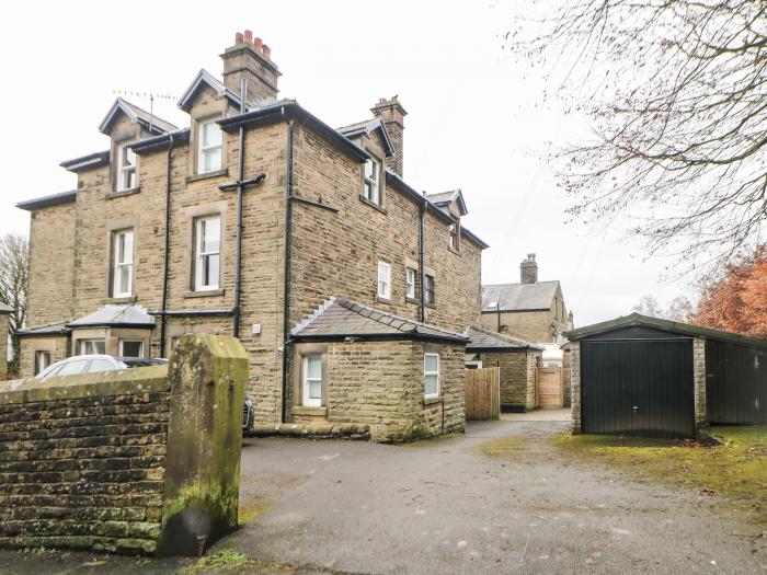 Compton Lodge, Buxton, Derbyshire, open-plan studio layout, one bedroom, patio with barbecue, fridge