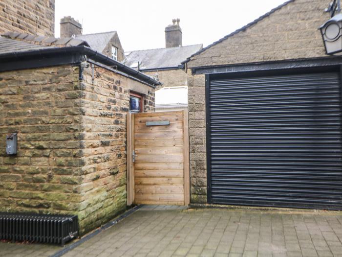 Compton Lodge, Buxton, Derbyshire, open-plan studio layout, one bedroom, patio with barbecue, fridge