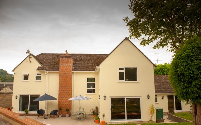 Brooklands, Uplyme, Devon. Smart TV. Off-road parking. Close to a pub and a shop. An Enclosed Garden