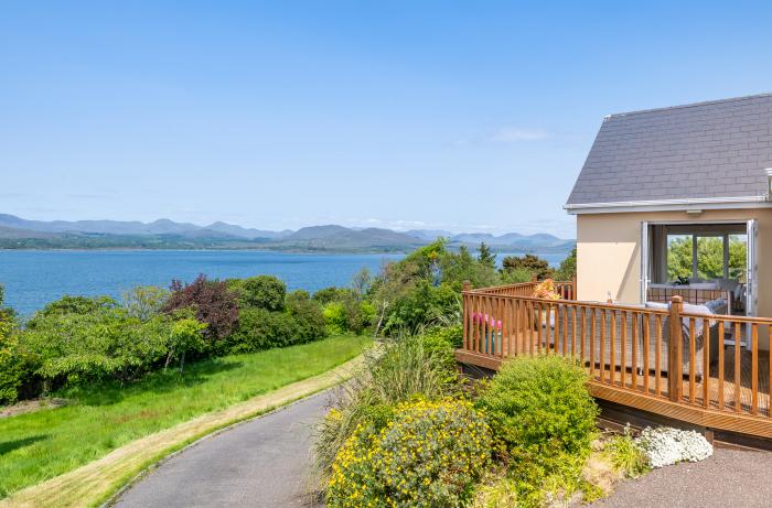 Seahaven in Tousist, Kenmare, County Kerry. Sea views. Private parking. Smart TV. En-suite bedrooms.