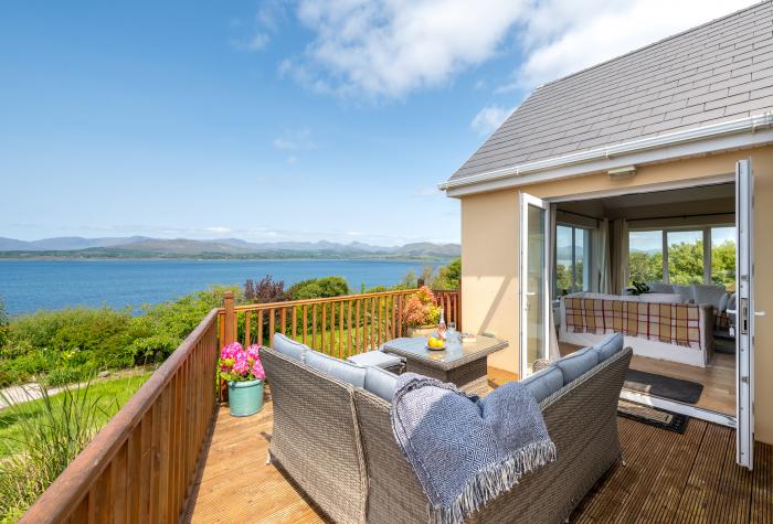 Seahaven in Tousist, Kenmare, County Kerry. Sea views. Private parking. Smart TV. En-suite bedrooms.