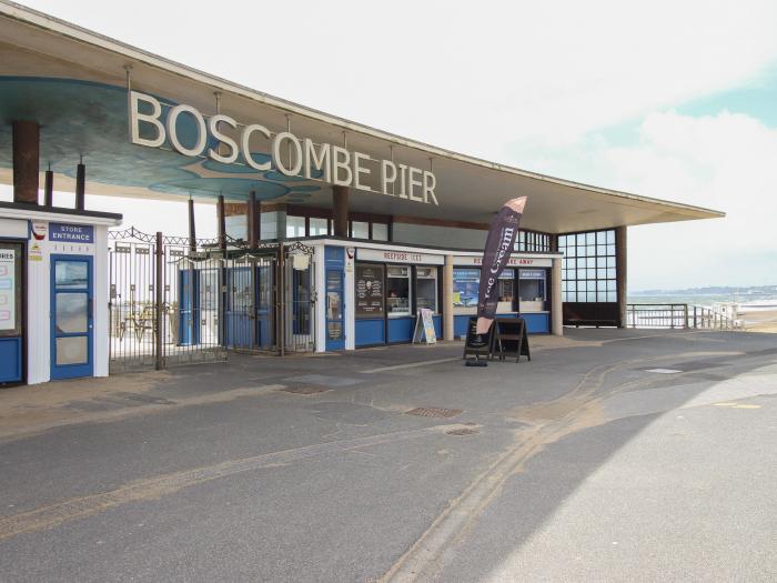 Ocean View, Boscombe, Dorset, near amenities and beach, ground-floor accommodation, WiFi, Smart TV.