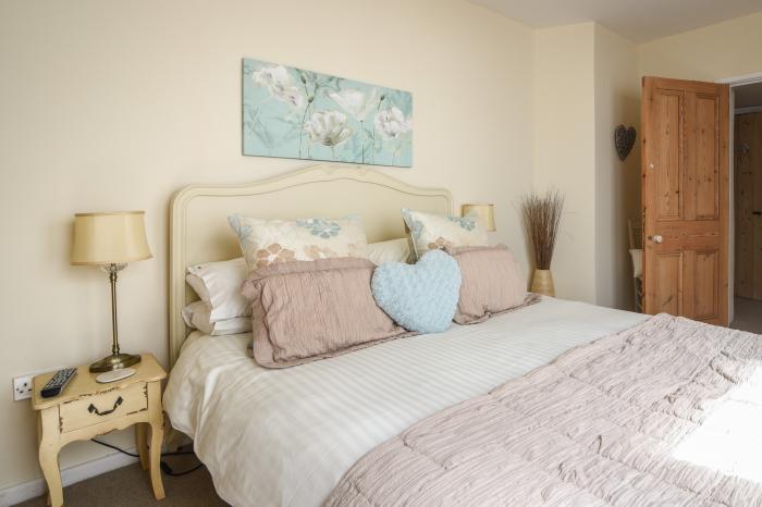 Apartment 1 Durham House, Beer, Devon. Ground-floor accommodation. Dog-friendly. Near shop and beach