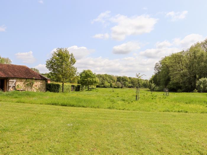 The Stone Barn in Ticehurst East Sussex. Working farm. Off-road parking. Studio-style. Single-storey