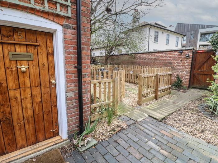 Jallands Row, Newark-On-Trent,  Nottinghamshire, romantic, close to amenities, enclosed garden, 1 be