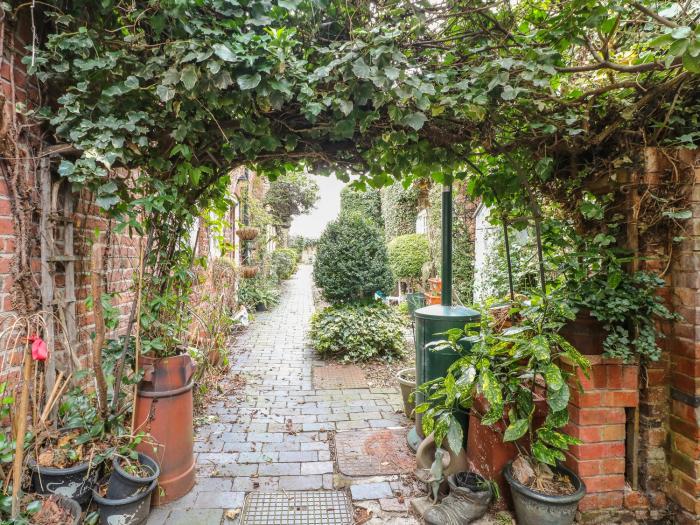 Jallands Row, Newark-On-Trent,  Nottinghamshire, romantic, close to amenities, enclosed garden, 1 be
