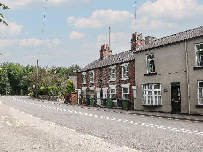 The Snug in Duffield, Derbyshire. Open-plan. Woodburning Stove. Close to amenities. Beautiful views.