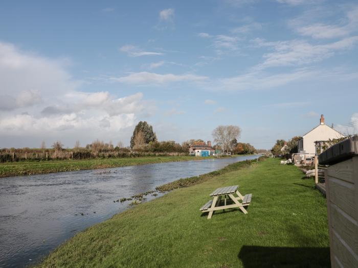 Athelney Cottage, North Curry, Somerset. One-bedroom, reverse-level home with riverside views. Pets.