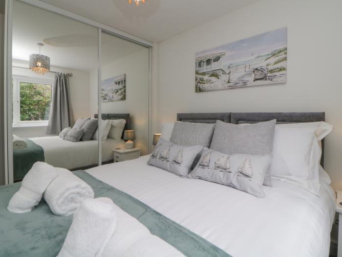 Ocean Retreat is nr Paignton, Devon. Two-bedroom townhouse near amenities and beach. Enclosed garden