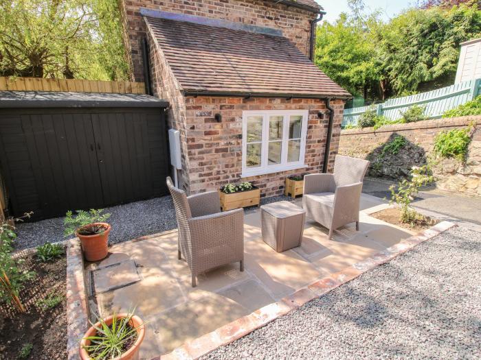 The Office, Ironbridge, Shropshire. Close to a pub, shop and a river. Garden with furniture. Parking