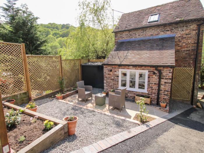 The Office, Ironbridge, Shropshire. Close to a pub, shop and a river. Garden with furniture. Parking