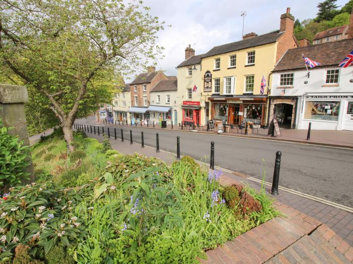 The Office, Ironbridge, Shropshire. Close to a pub, shop and a river. Garden with furniture. Parking