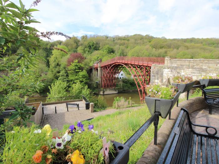 The Office, Ironbridge, Shropshire. Close to a pub, shop and a river. Garden with furniture. Parking