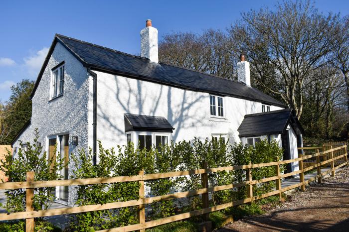 The Old Cottage, Barton On Sea, Hampshire. Enclosed lawned garden, pets welcome, beach nearby and TV