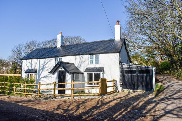 The Old Cottage, Barton On Sea, Hampshire. Enclosed lawned garden, pets welcome, beach nearby and TV