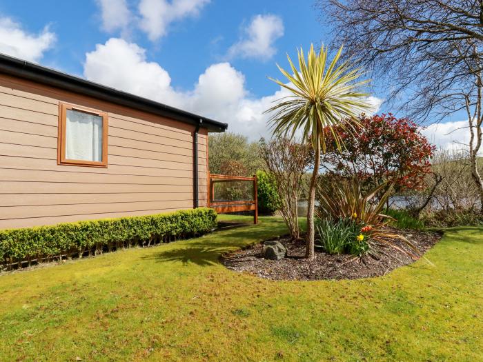 Lake View 10 on Par Sands Park, Cornwall. Dog-friendly, beach nearby, on-site swimming pool, parking