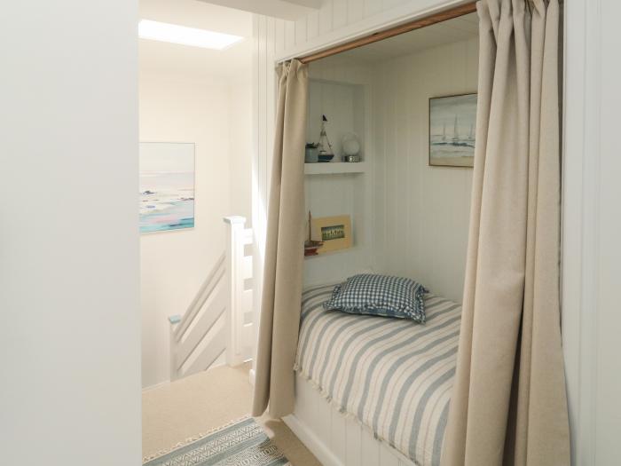 Seaspray, is in Teignmouth, Devon. Close to amenities and a beach. Stylish. Near National Park.