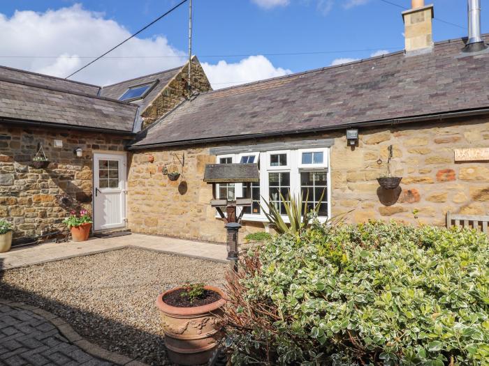 West Farm Cottage, Longhorsley, Northumberland. Woodburning stove, fridge, pet-friendly and parking.