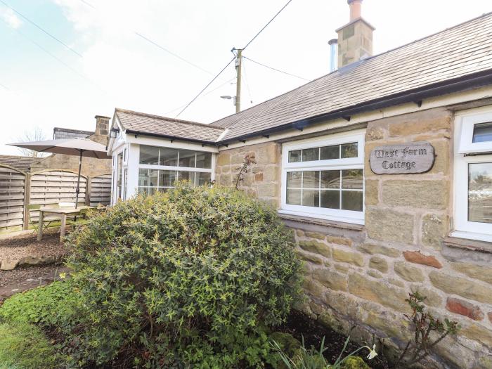 West Farm Cottage, Longhorsley, Northumberland. Woodburning stove, fridge, pet-friendly and parking.