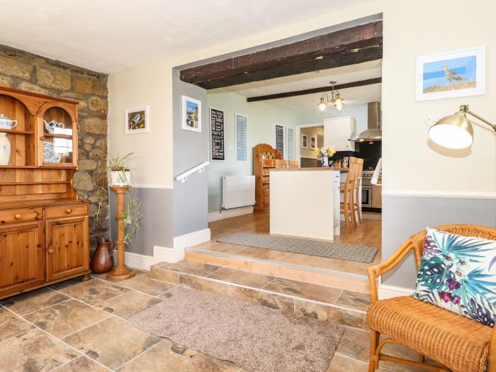 West Farm Cottage, Longhorsley, Northumberland. Woodburning stove, fridge, pet-friendly and parking.