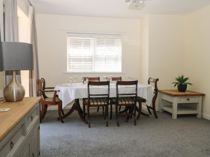 The Hideaway in Southsea, Hampshire. Close to amenities and a beach. Smart TV. Wi-Fi. Parking. 3bed.