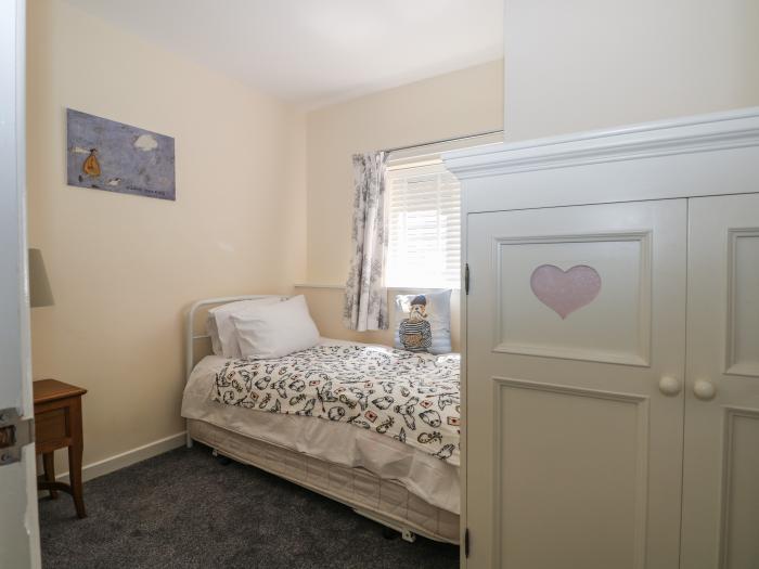 The Hideaway in Southsea, Hampshire. Close to amenities and a beach. Smart TV. Wi-Fi. Parking. 3bed.