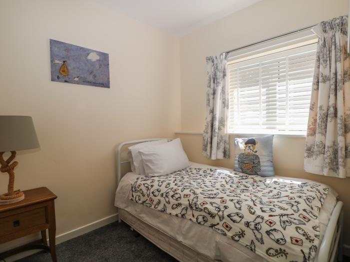 The Hideaway in Southsea, Hampshire. Close to amenities and a beach. Smart TV. Wi-Fi. Parking. 3bed.