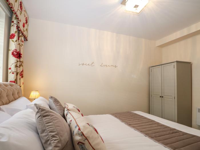 The Hideaway in Southsea, Hampshire. Close to amenities and a beach. Smart TV. Wi-Fi. Parking. 3bed.
