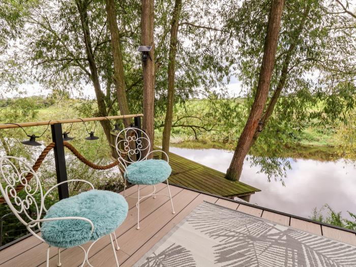 Kingfisher Chalet, Farndon, Cheshire. Raised chalet close to a shop, a pub and a river. Garden. WiFi