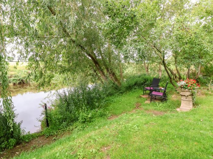 Kingfisher Chalet, Farndon, Cheshire. Raised chalet close to a shop, a pub and a river. Garden. WiFi