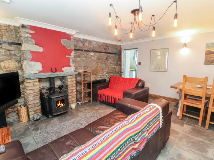 6 Gote Road, Cockermouth Cumbria, near National Park, private parking, open-plan, woodburning stove.