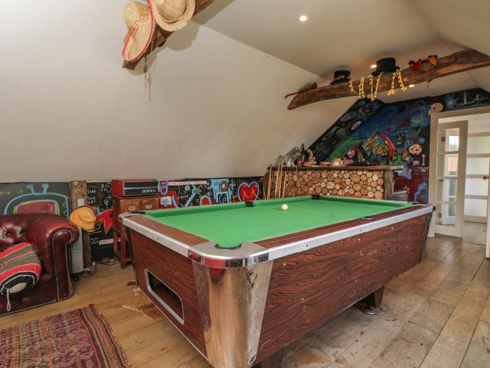 Brandeers Long Barn is in Brandier near Minety, Wiltshire. Near the Cotswolds AONB. Games room. 2bed