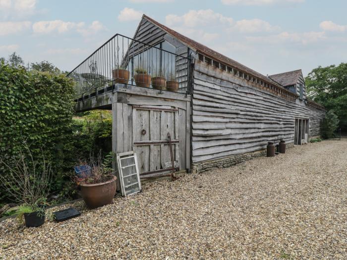 Brandeers Long Barn is in Brandier near Minety, Wiltshire. Near the Cotswolds AONB. Games room. 2bed