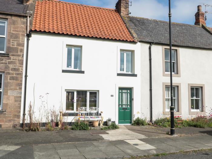 2 Cross View is in Norham, Northumberland. Mid-terrace cottage. Electric fire. Enclosed garden. WiFi