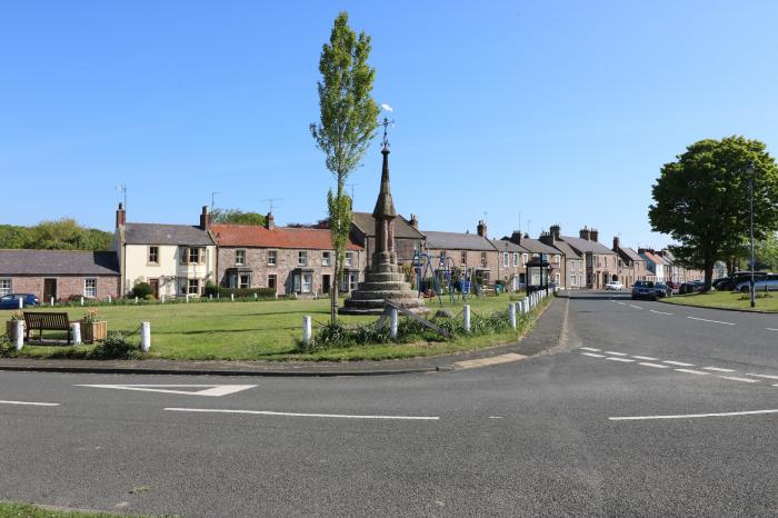 2 Cross View is in Norham, Northumberland. Mid-terrace cottage. Electric fire. Enclosed garden. WiFi