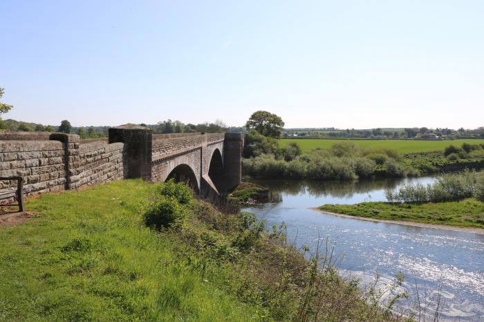 2 Cross View is in Norham, Northumberland. Mid-terrace cottage. Electric fire. Enclosed garden. WiFi